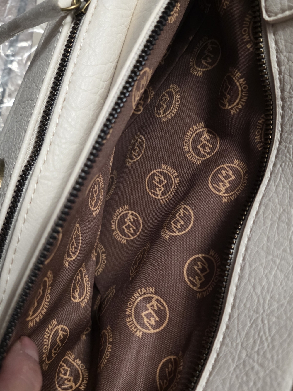 White Mountain Cream Leather Crossbody Bag